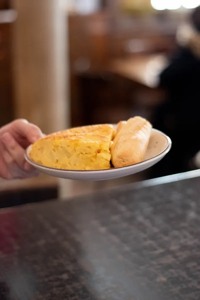 Desayunar en Alcalá de Henares un pincho de tortilla