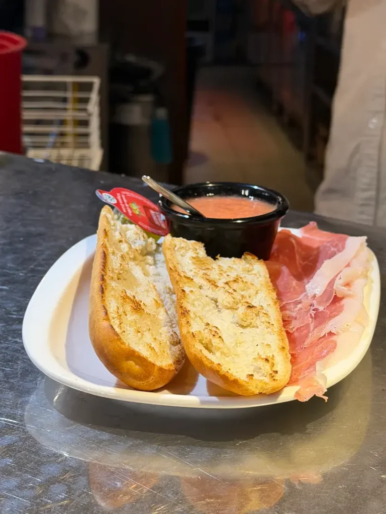 Desayunar en Alcalá de Henares unas tostadas con jamón
